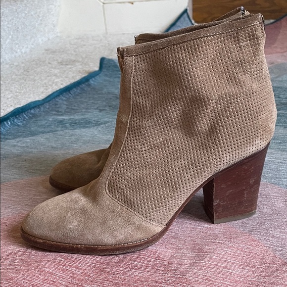 Aquatalia Perforated Tan Fall Brown Ankle Boots With Chunky Heel - Picture 1 of 15